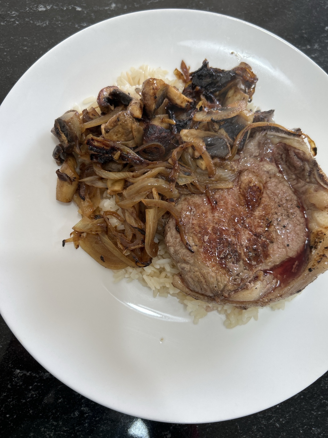 /recipes/chuleta-vacuna-con-cebollas-champignones-y-arroz/08-plato-terminado-1.jpeg Plato terminado 1